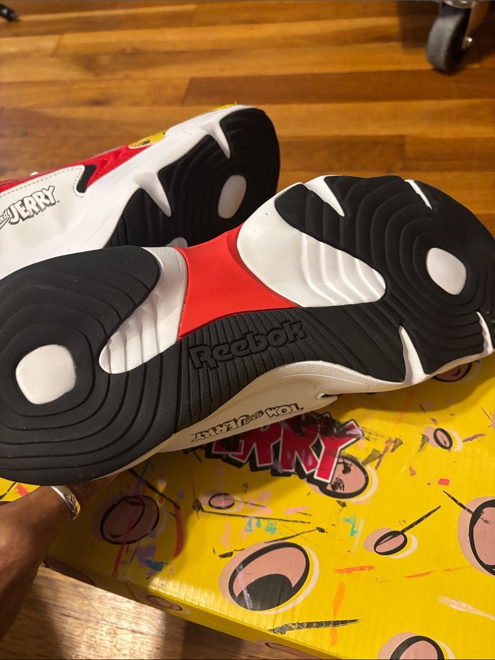 Reebok Vector Runner Tom & Jerry Red White Yellow Black Sneakers Shoes - Picture 5 of 10